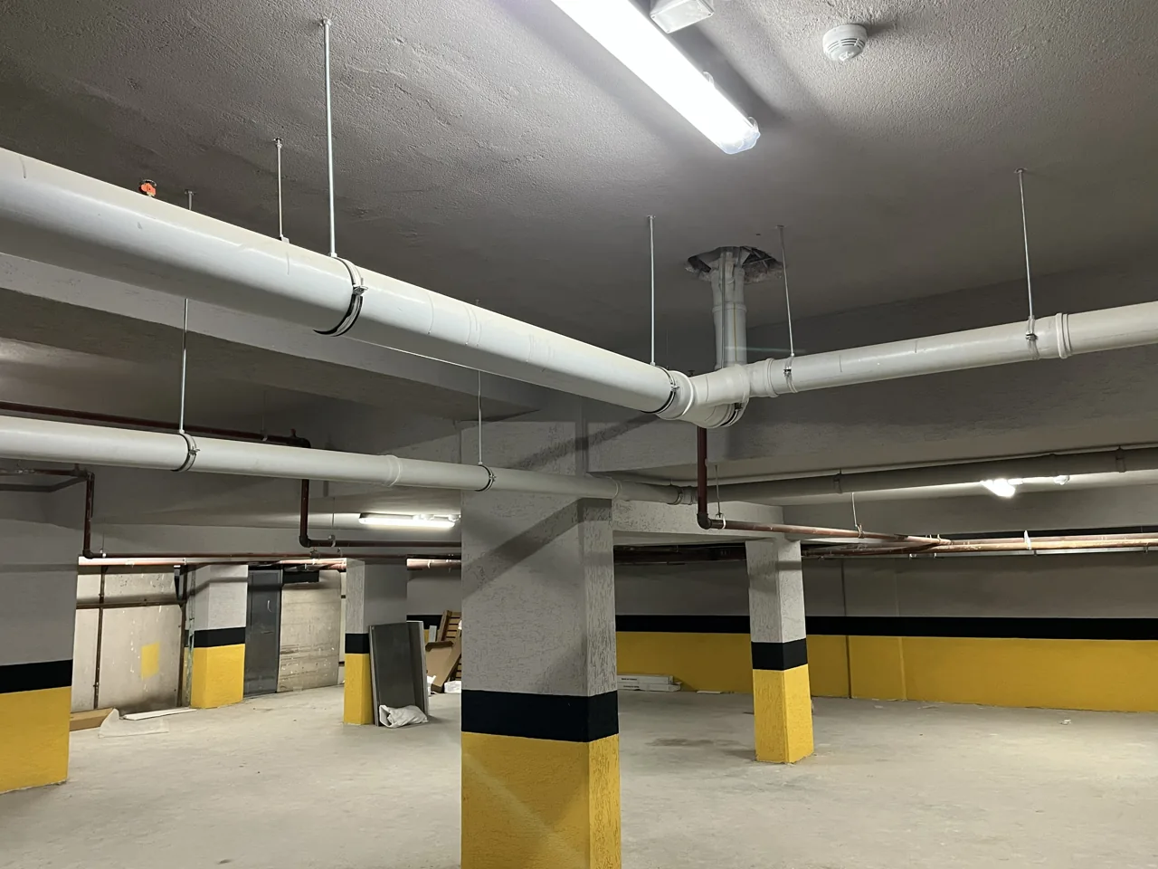 Otopark tavanı tesisat hatları